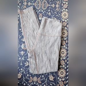 LULULEMON LEGGINGS size 6.